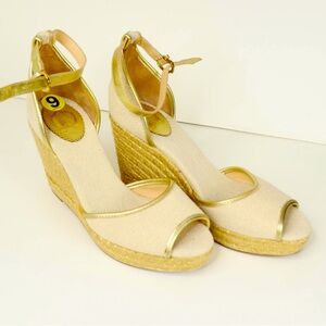 Wonders Gold Wedge Open Toed Off White and Gold Glitter Sandals. Women’s Size 9
